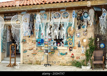 Antalya, Türkei - 9. April 2024: Souvenirläden in Side, einem der touristischen Orte von Antalya Stockfoto