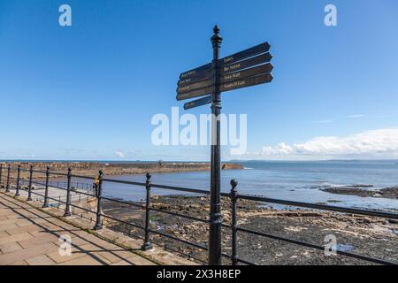 Ein Wegweiser an der Küste bei The Headland, Old Hartlepool, England, UK Stockfoto