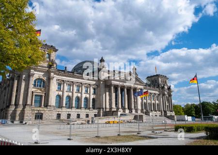 Das Reichstagsgebäude Sitz des Bundestags in Berlin. / Sitz des parlaments in Berlin. Reichstagsgebäude *** das Reichstagsgebäude Sitz des Bundestages in Berlin der parlamentsgebäude Sitz des Bundestages in Berlin Reichstagsgebäude snph202404261859.jpg Stockfoto