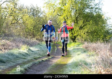 Gartness, Stirling, Schottland, Großbritannien. April 2024. Wetter in Großbritannien: Ein kalter und frostiger Start für die Teilnehmer beim Highland-Streckenflug-53-km-Ultra Trail-Marathon. Die Rennstrecke folgt den ersten 53 Meilen des West Highland Way Fußweges von Milngavie nach Tyndrum durch Loch Lomond und den Trossachs National Park. Quelle: Kay Roxby/Alamy Live News Stockfoto