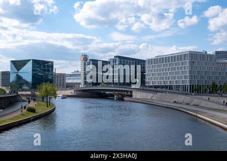 Der Berliner Hauptbahnhof Bildmitte und der 3XN Cube li. Am Spreebogen in Berlin. / Berliner Hauptbahnhof und der 3XN Cube links auf der Spreebogen in Berlin. Berliner Hauptbahnhof *** Berlin Hauptbahnhof und der 3XN Cube links auf die Spreebogen im Berliner Hauptbahnhof und der 3XN Cube links auf die Spreebogen im Berliner Hauptbahnhof snph202404261960.jpg Stockfoto