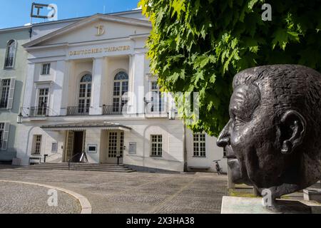 Das Deutsche Theater DT mit der Büste von Wolfgang Langhoff in der Schumannstraße in Berlin. / Das Deutsche Theater DT mit der Büste von Wolfgang Langhoff in der Schumannstraße in Berlin. Deutsches Theater *** Deutsches Theater DT mit der Büste von Wolfgang Langhoff in der Schumannstraße in Berlin Deutsches Theater DT mit der Büste von Wolfgang Langhoff in der Schumannstraße in Berlin Deutsches Theater snph202404262010.jpg Stockfoto