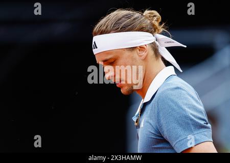 Alexander Zverev aus Deutschland im Kampf gegen Borna Coric aus Kroatien während der Mutua Madrid Open 2024, ATP Masters 1000 und WTA 1000, Tennisturnier am 26. April 2024 in Caja Magica in Madrid, Spanien Credit: Independent Photo Agency/Alamy Live News Stockfoto