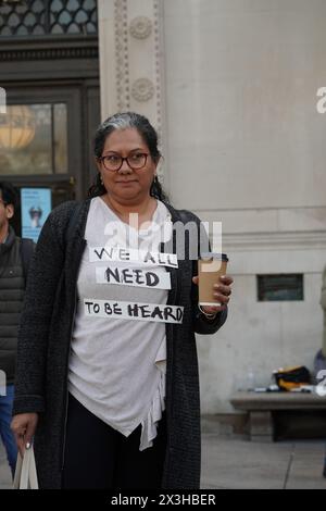 25. April 2024, New York City, New York, Vereinigte Staaten: Ein Unterstützer des Studentengeländes wird auf dem Campus der Columbia University gesehen, um gegen den israelischen Krieg gegen Gaza und Westjordanland zu protestieren. (Credit Image: © Catherine Nance/SOPA Images via ZUMA Press Wire) NUR REDAKTIONELLE VERWENDUNG! Nicht für kommerzielle ZWECKE! Stockfoto