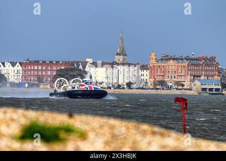 Solent Flyer ist ein Luftkissenfahrzeug, das von Hovertravel betrieben wird und einen regelmäßigen Passagierdienst zwischen Portsmouth und Ryde auf der Isle of Wight anbietet. Stockfoto