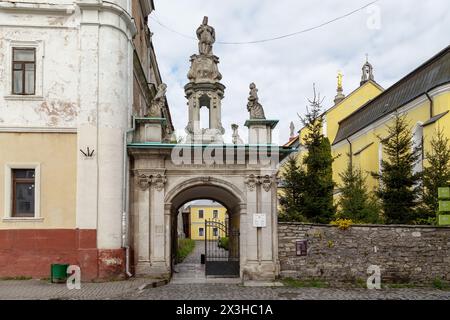 KAMENETS-PODOLSKY, UKRAINE - 27. APRIL 2023: Dies ist der Triumphbogen von König Stanislaus August am Eingang zum Territorium der Kirche von Th Stockfoto