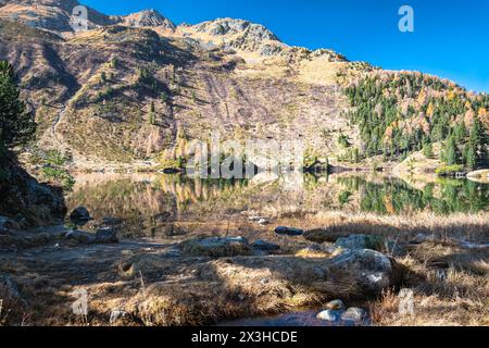 Wunderschöner Blick auf den Cavloc-See in der Nähe des Maloja-Gebirgspasses in den Schweizer Alpen. Stockfoto