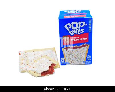 Ocala, Florida 3-10-2024 Poptart Poptart Erdbeere Frosted Icing Frühstücksgebäck voll und halbiert mit süßem Gooey innen, mit Blue Box Stockfoto