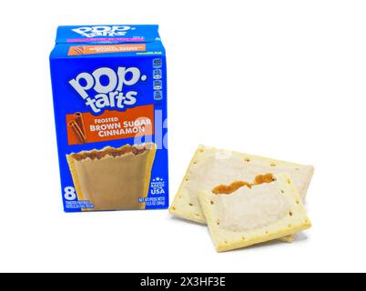 Ocala, Florida 2-25-2024 Poptart Poptart Brown Sugar Frosted Icing Frühstücksgebäck voll und in der Hälfte gebrochen, mit süßem Gooey innen, mit blauem bo Stockfoto