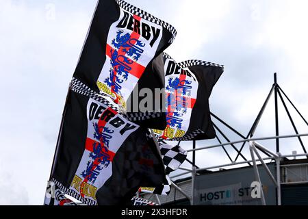 Derby, Großbritannien. April 2024. Derby County Flaggen fliegen außerhalb von Pride Park, dem Heimstadion von Derby County, während des Derby County FC gegen Carlisle United FC SKY Bet EFL League 1 Spiels im Pride Park Stadium, Derby, England, Großbritannien am 27. April 2024 Credit: Every Second Media/Alamy Live News Stockfoto