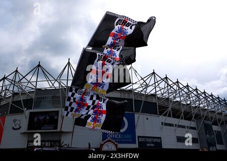 Derby, Großbritannien. April 2024. Derby County Flaggen fliegen außerhalb von Pride Park, dem Heimstadion von Derby County, während des Derby County FC gegen Carlisle United FC SKY Bet EFL League 1 Spiels im Pride Park Stadium, Derby, England, Großbritannien am 27. April 2024 Credit: Every Second Media/Alamy Live News Stockfoto