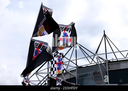 Derby, Großbritannien. April 2024. Derby County Flaggen fliegen außerhalb von Pride Park, dem Heimstadion von Derby County, während des Derby County FC gegen Carlisle United FC SKY Bet EFL League 1 Spiels im Pride Park Stadium, Derby, England, Großbritannien am 27. April 2024 Credit: Every Second Media/Alamy Live News Stockfoto