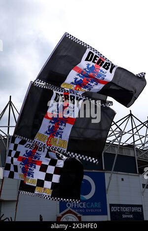 Derby, Großbritannien. April 2024. Derby County Flaggen fliegen außerhalb von Pride Park, dem Heimstadion von Derby County, während des Derby County FC gegen Carlisle United FC SKY Bet EFL League 1 Spiels im Pride Park Stadium, Derby, England, Großbritannien am 27. April 2024 Credit: Every Second Media/Alamy Live News Stockfoto