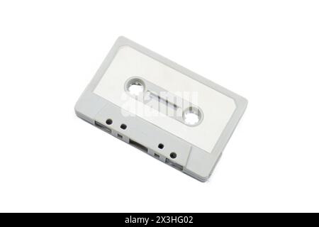 Nahaufnahme einer leeren und leeren Vintage-Audiokassette, um eigene Wörter und Designs hinzuzufügen. Isoliert auf weißem Hintergrund mit Ansicht des Beschneidungspfades von oben Stockfoto