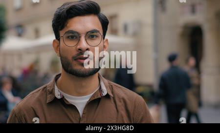Überrascht glücklicher indischer arabischer männlicher Studentenmann Guy Geschäftsmann schreiend Wow ja schreien jubeln Siege feiern emotional reagierend Stockfoto