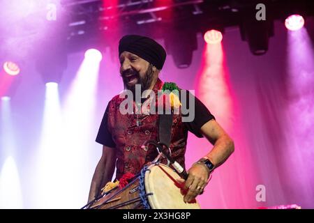 Dhol Foundation tritt live im Electric Ballroom in London auf Johnny Kalsi die Dhol Foundation ist sowohl ein Dhol Drum Institute in London als auch eine Musikgruppe. Die Dhol-Schule wurde '89 gegründet. Dhol Drums sind ein traditionelles Schlagzeug aus der Provinz Punjab im Norden Indiens, aus dem Kalsi stammt. Stockfoto