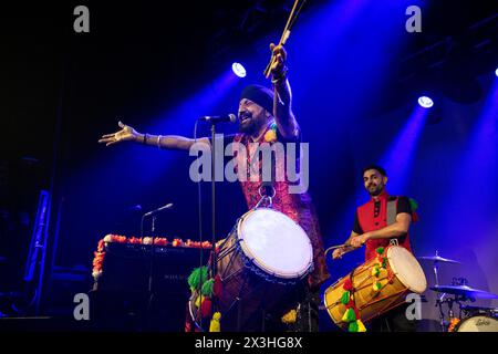 Dhol Foundation tritt live im Electric Ballroom in London auf Johnny Kalsi die Dhol Foundation ist sowohl ein Dhol Drum Institute in London als auch eine Musikgruppe. Die Dhol-Schule wurde '89 gegründet. Dhol Drums sind ein traditionelles Schlagzeug aus der Provinz Punjab im Norden Indiens, aus dem Kalsi stammt. Stockfoto