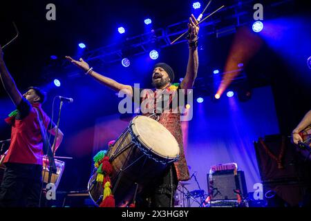 Dhol Foundation tritt live im Electric Ballroom in London auf Johnny Kalsi die Dhol Foundation ist sowohl ein Dhol Drum Institute in London als auch eine Musikgruppe. Die Dhol-Schule wurde '89 gegründet. Dhol Drums sind ein traditionelles Schlagzeug aus der Provinz Punjab im Norden Indiens, aus dem Kalsi stammt. Stockfoto