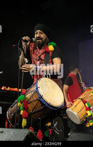 Dhol Foundation tritt live im Electric Ballroom in London auf Johnny Kalsi die Dhol Foundation ist sowohl ein Dhol Drum Institute in London als auch eine Musikgruppe. Die Dhol-Schule wurde '89 gegründet. Dhol Drums sind ein traditionelles Schlagzeug aus der Provinz Punjab im Norden Indiens, aus dem Kalsi stammt. Stockfoto