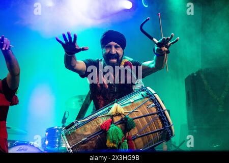 Dhol Foundation tritt live im Electric Ballroom in London auf Johnny Kalsi die Dhol Foundation ist sowohl ein Dhol Drum Institute in London als auch eine Musikgruppe. Die Dhol-Schule wurde '89 gegründet. Dhol Drums sind ein traditionelles Schlagzeug aus der Provinz Punjab im Norden Indiens, aus dem Kalsi stammt. Stockfoto