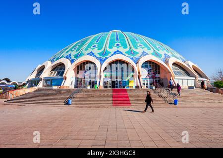 Taschkent, Usbekistan - 11. April 2021: Der Chorsu Basar ist der traditionelle Basar im Zentrum der Altstadt von Taschkent, Usbekistan Stockfoto