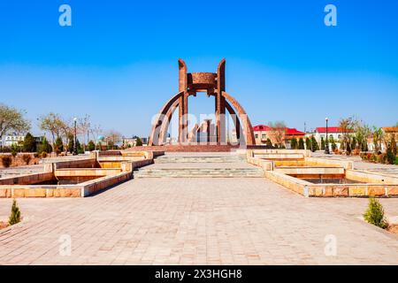 Urgench, Usbekistan - 13. April 2021: Das Avesto-Denkmal befindet sich im Avesta-Parkkomplex in Urgench, Usbekistan Stockfoto