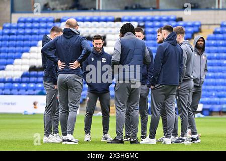 Bolton Spieler besichtigen das Feld während des Sky Bet Championship Matches zwischen Coventry City und Hull City in der Coventry Building Society Arena, Coventry am Mittwoch, den 24. April 2024. (Foto: Kevin Hodgson | MI News) Credit: MI News & Sport /Alamy Live News Stockfoto