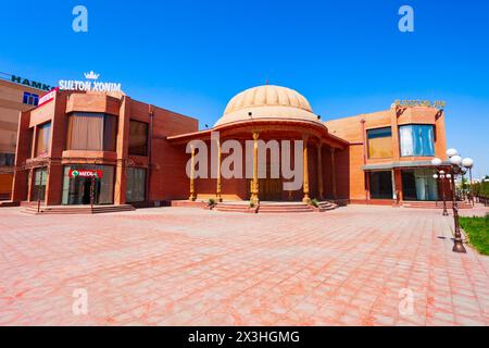 Urgench, Usbekistan - 13. April 2021: Alte Rotunde mit Schnitzereien auf Holzsäulen im Zentrum der Stadt Urgench in Usbekistan Stockfoto