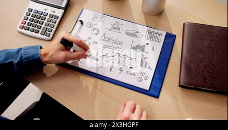 Geschäftsmann Bereitet Startup-Plan Auf Papier Am Tisch Im Büro Vor Stockfoto