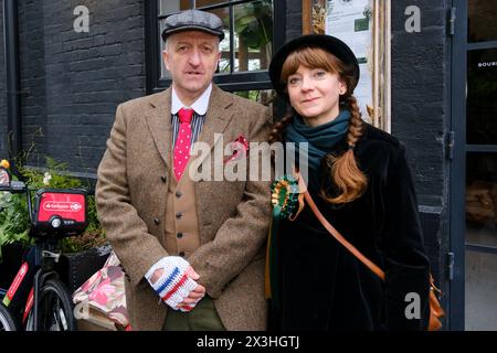 Farringdon, London, Großbritannien. April 2024. Die Fahrer nehmen am Tweed Run 2024 Teil. Quelle: Matthew Chattle/Alamy Live News Stockfoto