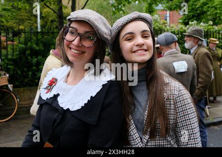 Farringdon, London, Großbritannien. April 2024. Die Fahrer nehmen am Tweed Run 2024 Teil. Quelle: Matthew Chattle/Alamy Live News Stockfoto
