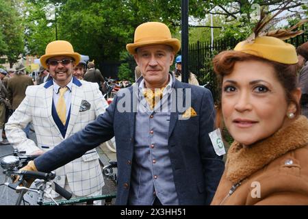 Farringdon, London, Großbritannien. April 2024. Die Fahrer nehmen am Tweed Run 2024 Teil. Quelle: Matthew Chattle/Alamy Live News Stockfoto