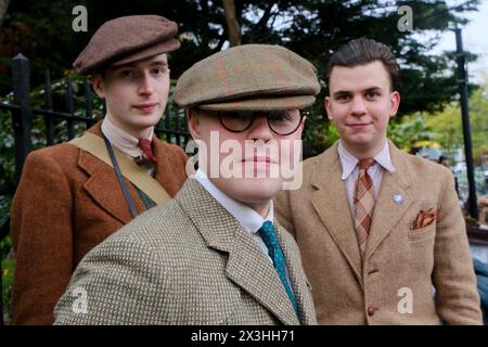 Farringdon, London, Großbritannien. April 2024. Die Fahrer nehmen am Tweed Run 2024 Teil. Quelle: Matthew Chattle/Alamy Live News Stockfoto