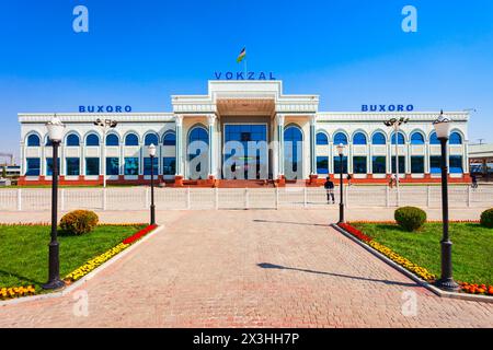 Bukhara, Usbekistan - 16. April 2021: Das Gebäude von Buxoro Vokzal ist der wichtigste Bahnhof für Personenbeförderung in der Stadt Bukhara, Usbekistan Stockfoto