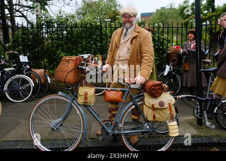 Farringdon, London, Großbritannien. April 2024. Die Fahrer nehmen am Tweed Run 2024 Teil. Quelle: Matthew Chattle/Alamy Live News Stockfoto