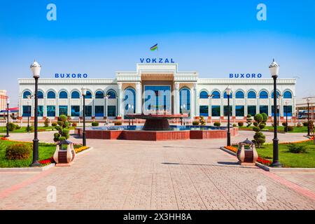 Bukhara, Usbekistan - 16. April 2021: Das Gebäude von Buxoro Vokzal ist der wichtigste Bahnhof für Personenbeförderung in der Stadt Bukhara, Usbekistan Stockfoto