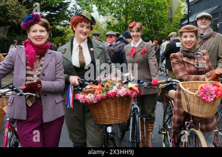 Farringdon, London, Großbritannien. April 2024. Die Fahrer nehmen am Tweed Run 2024 Teil. Quelle: Matthew Chattle/Alamy Live News Stockfoto