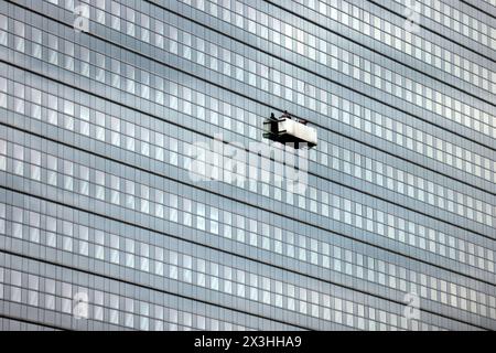 Fassadenreiniger arbeitet in schwindelerregender Höhe an einem Hochhaus in Frankfurt. Themenbild, Symbolbild Frankfurt am Main, 26.04.2024 Hessen Deutschland *** Fassadenreiniger arbeiten in schwindelerregender Höhe auf einem Hochhaus in Frankfurt Themenbild, Symbolbild Frankfurt am Main, 26 04 2024 Hessen Deutschland Copyright: XChristophxHardtx Stockfoto