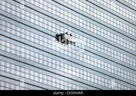 Fassadenreiniger arbeitet in schwindelerregender Höhe an einem Hochhaus in Frankfurt. Themenbild, Symbolbild Frankfurt am Main, 26.04.2024 Hessen Deutschland *** Fassadenreiniger arbeiten in schwindelerregender Höhe auf einem Hochhaus in Frankfurt Themenbild, Symbolbild Frankfurt am Main, 26 04 2024 Hessen Deutschland Copyright: XChristophxHardtx Stockfoto