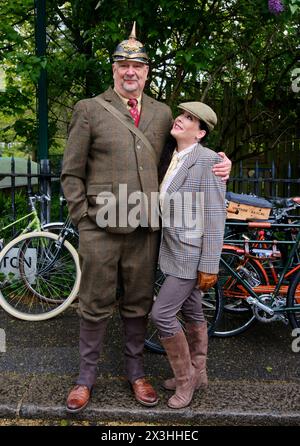 Farringdon, London, Großbritannien. April 2024. Die Fahrer nehmen am Tweed Run 2024 Teil. Quelle: Matthew Chattle/Alamy Live News Stockfoto