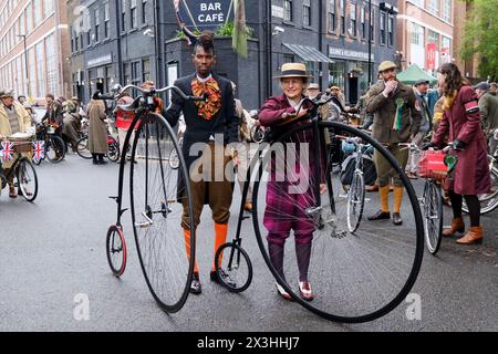 Farringdon, London, Großbritannien. April 2024. Die Fahrer nehmen am Tweed Run 2024 Teil. Quelle: Matthew Chattle/Alamy Live News Stockfoto