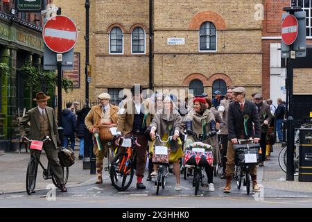 Farringdon, London, Großbritannien. April 2024. Die Fahrer nehmen am Tweed Run 2024 Teil. Quelle: Matthew Chattle/Alamy Live News Stockfoto