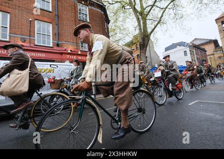 Farringdon, London, Großbritannien. April 2024. Die Fahrer nehmen am Tweed Run 2024 Teil. Quelle: Matthew Chattle/Alamy Live News Stockfoto