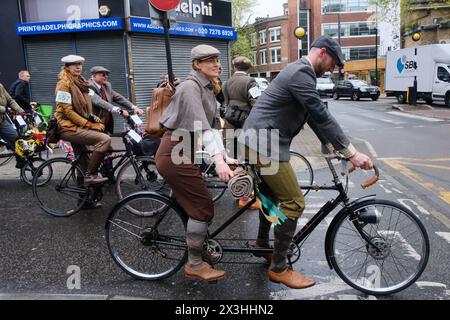 Farringdon, London, Großbritannien. April 2024. Die Fahrer nehmen am Tweed Run 2024 Teil. Quelle: Matthew Chattle/Alamy Live News Stockfoto