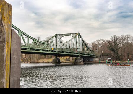 Die Glienicke Brücke Potsdam. Ist eine Brücke über die Havel in Deutschland, die den Berliner Stadtteil Wannsee mit dem Brandenburg verbindet Stockfoto