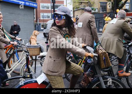 Farringdon, London, Großbritannien. April 2024. Die Fahrer nehmen am Tweed Run 2024 Teil. Quelle: Matthew Chattle/Alamy Live News Stockfoto