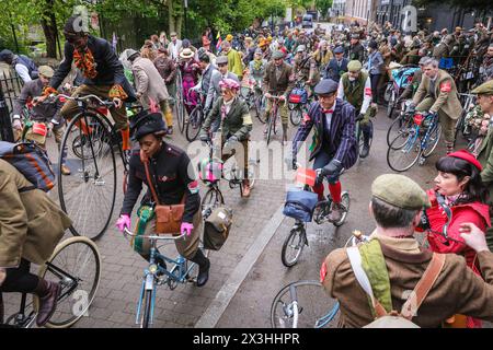 London, Großbritannien, 27. April 2024. Die Teilnehmer beginnen am frühen Morgen. Der Tweed Run ist eine Fahrradtour durch die historischen Straßen Londons. Voraussetzung dafür ist, dass die Teilnehmer ihren besten Tweed und ihre stilvolle Fahrradkleidung tragen. Sie wird von Bourne & Hollingsworth organisiert und wurde 2008 mit nur einer kleinen Gruppe von Freunden gegründet, die rund 800 Radfahrer durch das Zentrum von London fahren. Copyright: Imageplotter/Alamy Live News Stockfoto