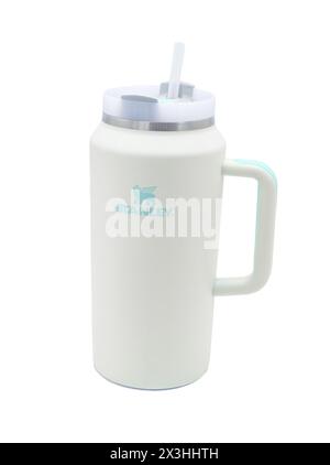 Ocala, FL 1-21-2024 Green Stanley der Quencher H2.0 Flowstate Tumbler 64 Oz Doppelwandige Isolierung aus Edelstahl hält Wasser oder Lieblingsgetränk Stockfoto