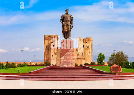 Shahrisabz, Usbekistan - 19. April 2021: Tamerlane oder Amir Timur Denkmal und AK-Saray oder AK Saray Palast in der Stadt Shahrisabz in Usbekistan Stockfoto