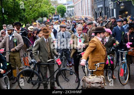 Farringdon, London, Großbritannien. April 2024. Die Fahrer nehmen am Tweed Run 2024 Teil. Quelle: Matthew Chattle/Alamy Live News Stockfoto